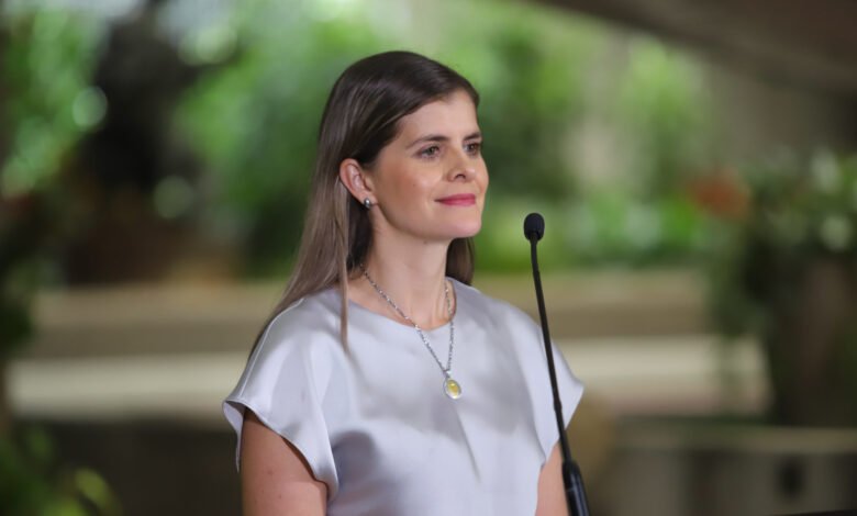 Por qué Laura Fernández dejó su plaza tras dictamen de la Procuraduría.