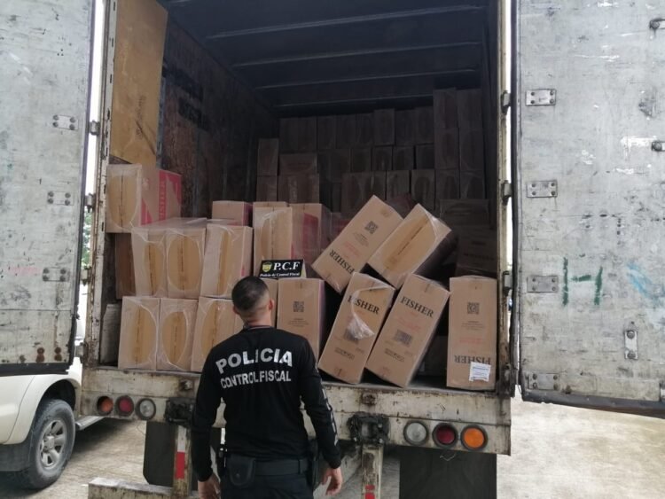 Tributación y Policia de Control fiscal cierran Tiendas