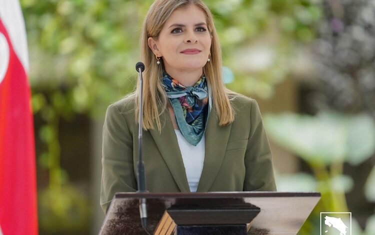 Presidente-Laura-Fernández