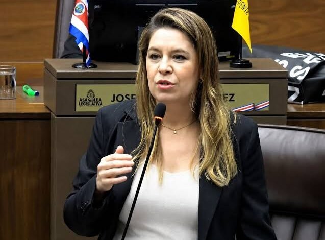 Claudia-Dobles