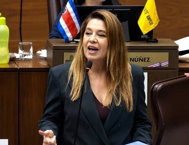 Claudia-Dobles