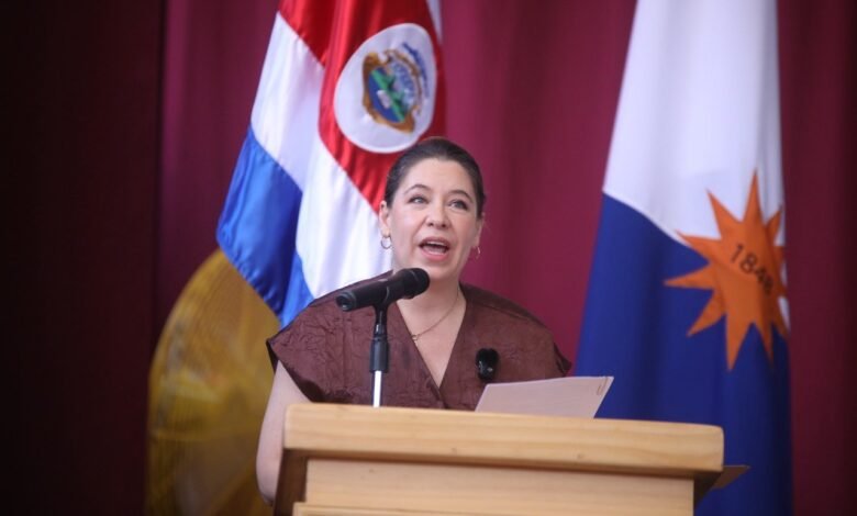 Claudia Dobles